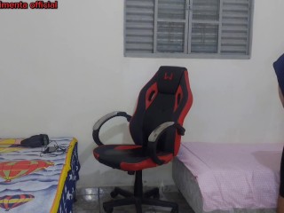 baixinha se troca perto do nerd, ele acaba fodendo ela na cadeira gamer.