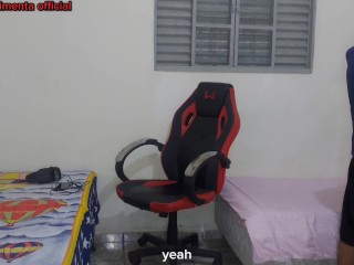 baixinha se troca perto do nerd, ele acaba fodendo ela na cadeira gamer.