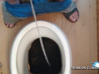 Trianon NOcum #358. Дрочу и играю с огромными яйцами в деревенском туалете.