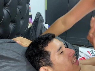 mi hermanastra esta descasando y le meto mi polla en su boca y me hace venir