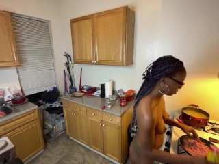 NAKED COOKING WHILE STREAMING | WEBCAM | BLOWJOB