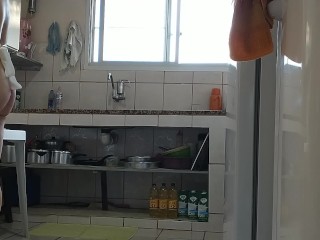 Minha esposa me transformou numa mariquinha empregada e fodeu meu cuzinho na cozinha