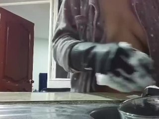 Se filtra vídeo casero de la madrastra de mi prima. tetas naturales