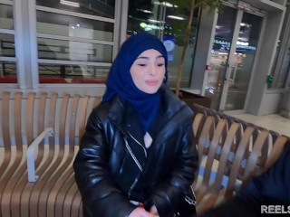 L'Iranienne voilée Nadja se fait Défoncer en anal dans les wc et dans un couloir pour payer l'avion