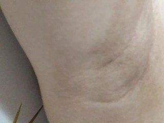 脇嗅ぎする日本人女性を鑑賞しませんか？ドアップで脇も見せます♥️