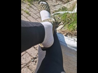 I dangle with my slippers-flipflops in the sun. So much feet joi🥰