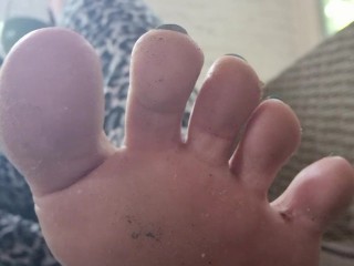 A very close-up from my toes. If you open your mouth I can put them right in.🤤
