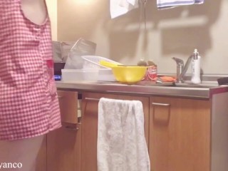 【人妻個人撮影】料理しながら旦那の帰りを待つ♡(新妻/エプロン/デカ尻/太もも/パンツ/巨乳/Hカップ/キッチン/日本人/Japanese/asian/homemade/amateur/kitchen