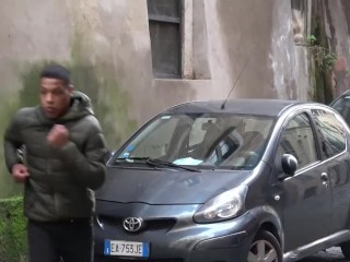 In giro per la città , e fare un pompino al primo cazzo che trovo