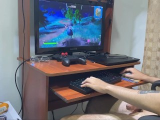 Mamada jugando fornite