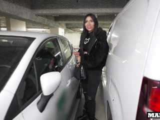 ¡Puta colombiana follada duro en un estacionamiento por rayar el auto de mi amigo!