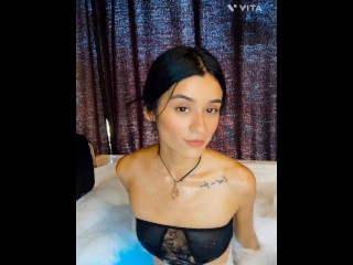 Una linda y sexy flaquita en Jacuzzi ~Desnuda y con espuma ~