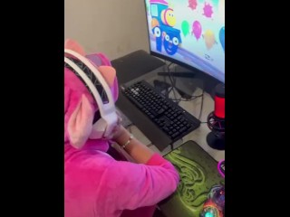 Mi tio pervertido me mete algo grande en la boca y no es un chupetin