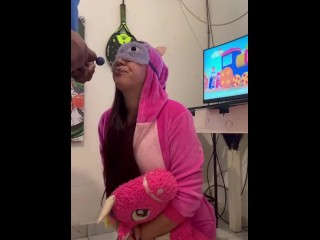 Mi tio pervertido me mete algo grande en la boca y no es un chupetin