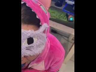 Mi tio pervertido me mete algo grande en la boca y no es un chupetin