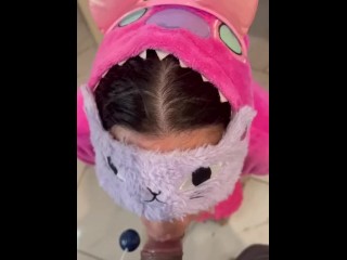 Mi tio pervertido me mete algo grande en la boca y no es un chupetin