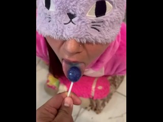 Mi tio pervertido me mete algo grande en la boca y no es un chupetin