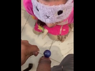 Mi tio pervertido me mete algo grande en la boca y no es un chupetin