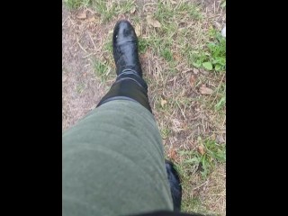 Walking in my yard and cracking some old treesticks. So put your sound on and listen carefully.😍