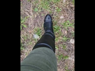 Walking in my yard and cracking some old treesticks. So put your sound on and listen carefully.😍