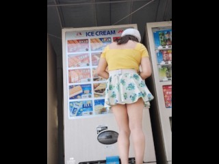 ミニスカートで自販機　こんなにめくれるもの？