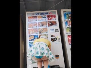 ミニスカートで自販機　こんなにめくれるもの？