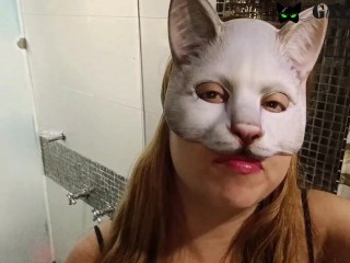 Gatita no se aguanta las ganas de ir al baño y se orina en la cara de un amigo, le gusta hacer pipi