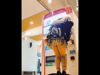 ミニスカで自販機でジュース買った！後ろからパンツ見られちゃったかなぁ？