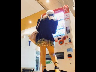 ミニスカで自販機でジュース買った！後ろからパンツ見られちゃったかなぁ？