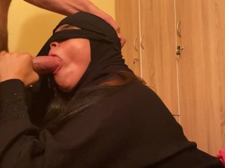 زوجي جابلي صاحبو ينيكني وهو قاعد يشلخعلينا