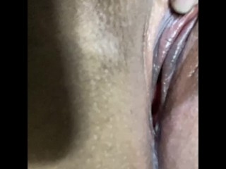 cinco dedos en su delicioso coño mojado