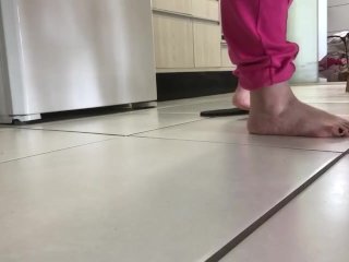 TICI FEET tici_feet @tici_feet | The flip flop stripe was broken! Walking in my kitchen (preview)