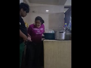 Empleada follando y mamando cuando lava los platos sucios, Casi nos descubre mi Esposa