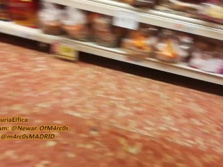 Esposa comprando en el supermercado, muestra su Culo apretado. Spanish Amateur Hotwife. Madrid Girl