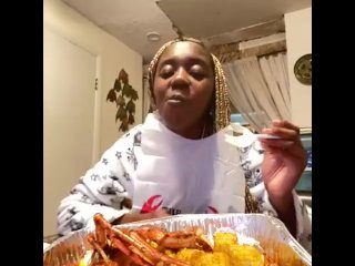 Alliyah Alecia Eating Show: Eats SeafoodBoil Mukbang (Snow Crab Legs , Corn, Potatoes, Shrimp) *YUM*