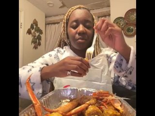 AlliyahAlecia Eats Seafood Boil Mukbang (Snow Crab Legs , Corn, Potatoes, Shrimp)