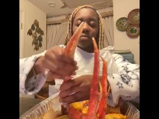 AlliyahAlecia Eats Seafood Boil Mukbang (Snow Crab Legs , Corn, Potatoes, Shrimp)