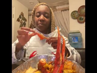 AlliyahAlecia Eats Seafood Boil Mukbang (Snow Crab Legs , Corn, Potatoes, Shrimp)