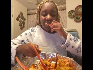 AlliyahAlecia Eats Seafood Boil Mukbang (Snow Crab Legs , Corn, Potatoes, Shrimp)