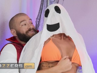 BRAZZERS - A Spooktacular Haunted Halloween Threesome With Emma Hix, LaSirena69 & Xander Corvus