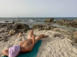 I fuck this big ass in the middle of the beach and they catch us