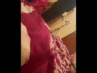 سعوديه قحبه تخون زوجها مع اي واحد عشان بتعشق الزبونيك