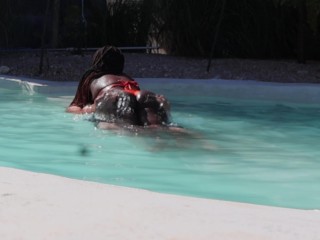 Fucking my sugar daddy in hotel pool