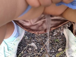 野外放尿するパイパン日本人女性♥️スカートにおしっこがかかっちゃう！