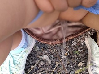 野外放尿するパイパン日本人女性♥️スカートにおしっこがかかっちゃう！