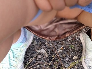 野外放尿するパイパン日本人女性♥️スカートにおしっこがかかっちゃう！