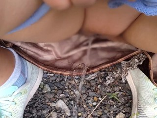 野外放尿するパイパン日本人女性♥️スカートにおしっこがかかっちゃう！