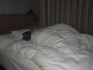 おっさんとお泊りSEXで脚を絡めてガチイキする高身長美女