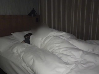 おっさんとお泊りSEXで脚を絡めてガチイキする高身長美女