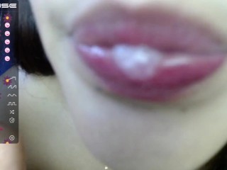 Chica latina juega con su dildo y se masturba en camara